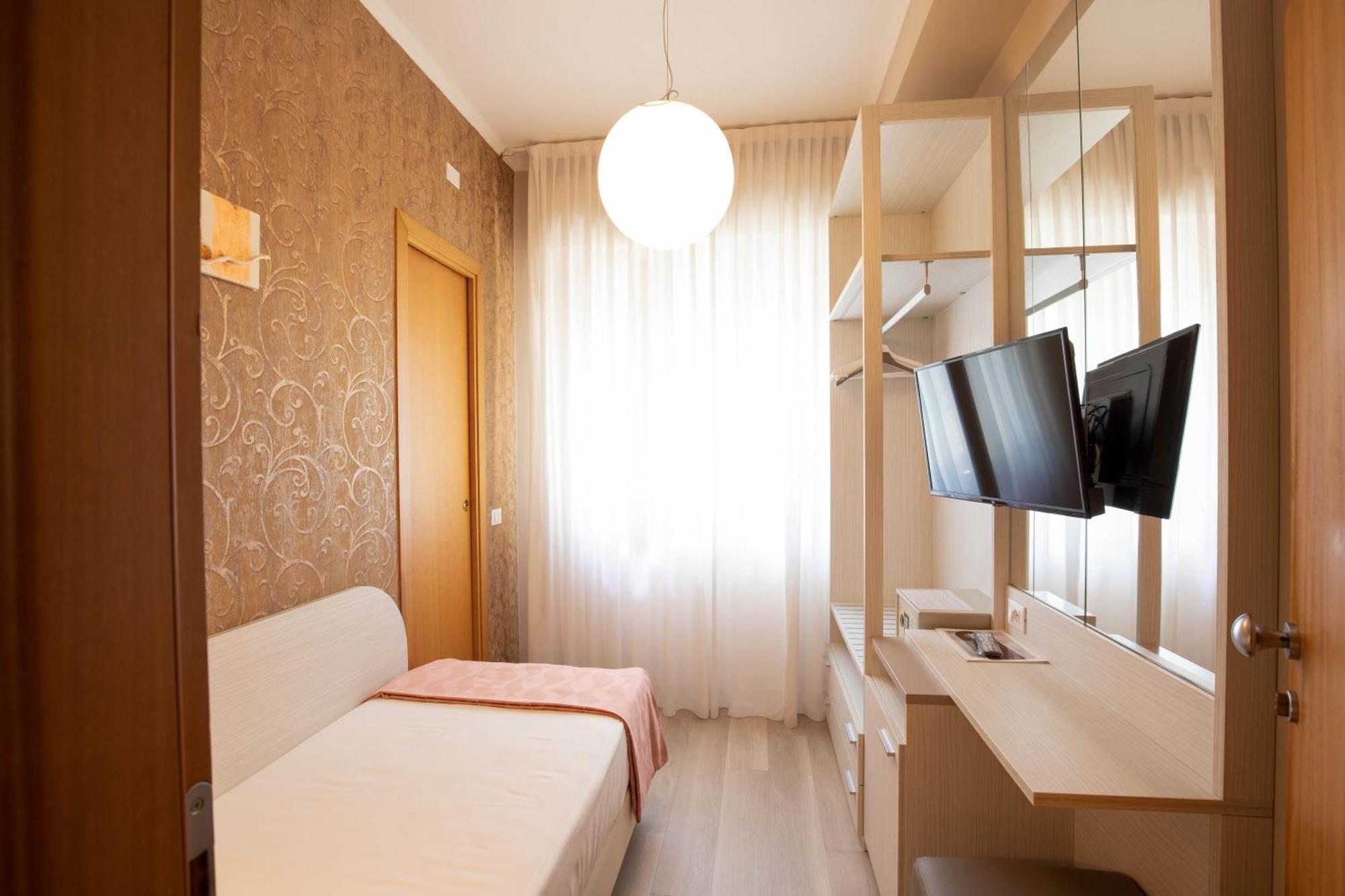 Hotel Ombretta Mare リミニ エクステリア 写真