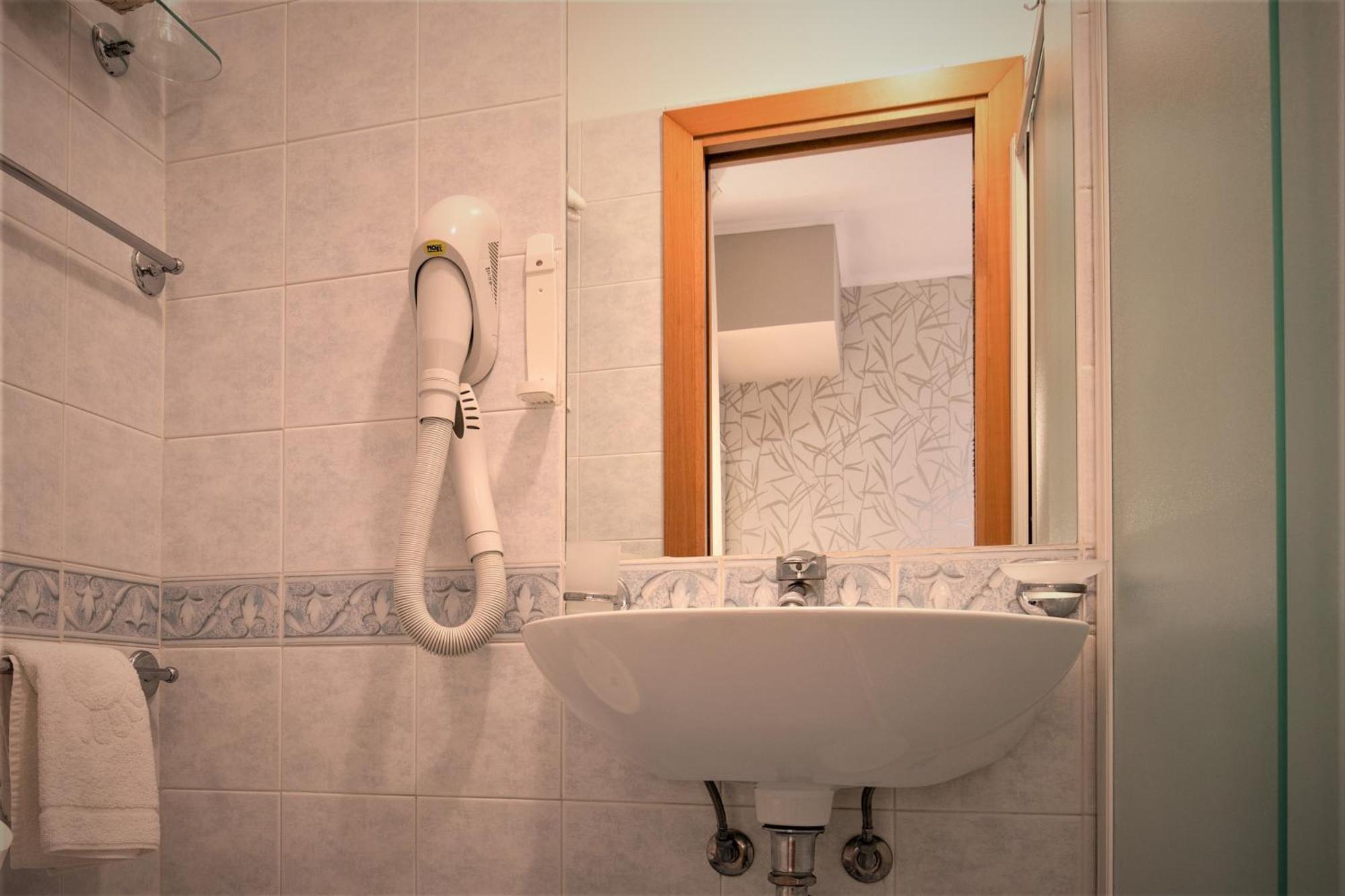 Hotel Ombretta Mare リミニ エクステリア 写真