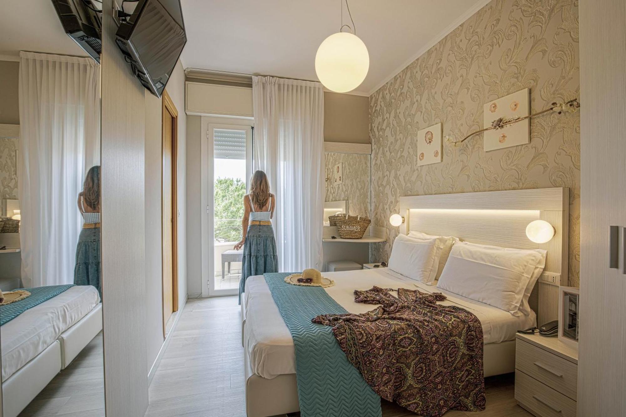Hotel Ombretta Mare リミニ エクステリア 写真