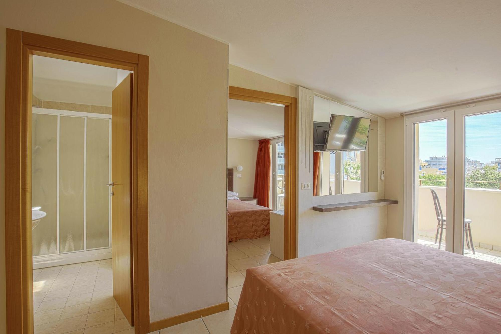 Hotel Ombretta Mare リミニ エクステリア 写真