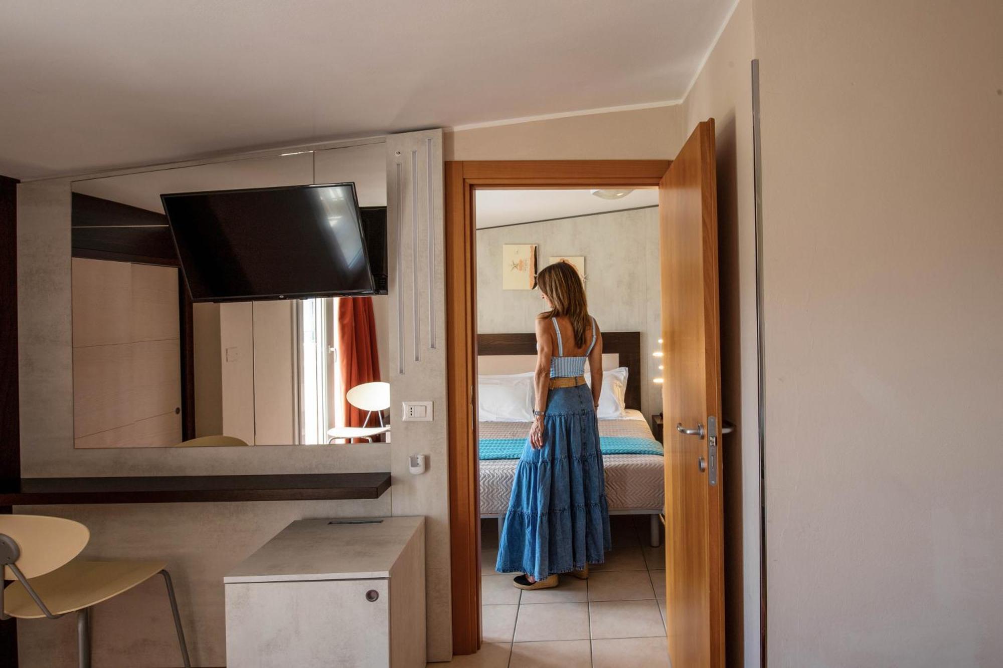 Hotel Ombretta Mare リミニ エクステリア 写真