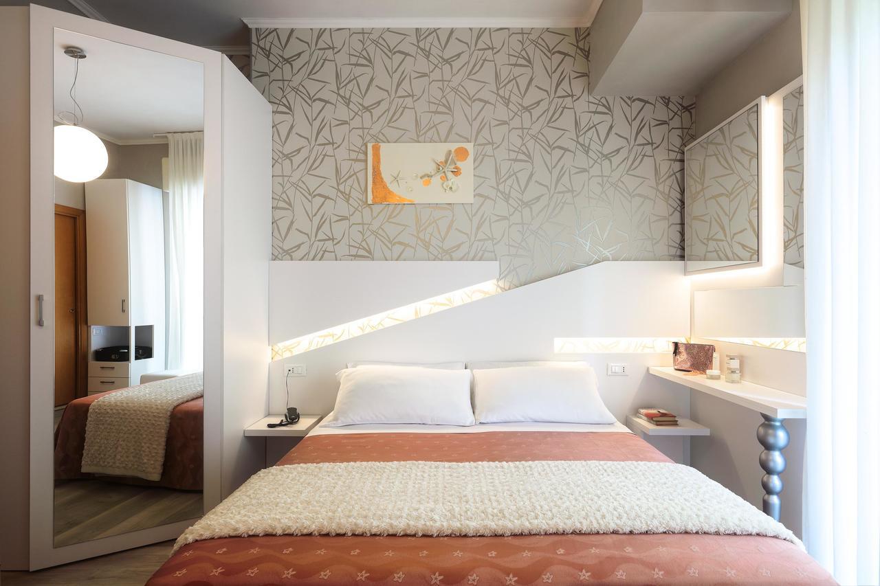 Hotel Ombretta Mare リミニ エクステリア 写真