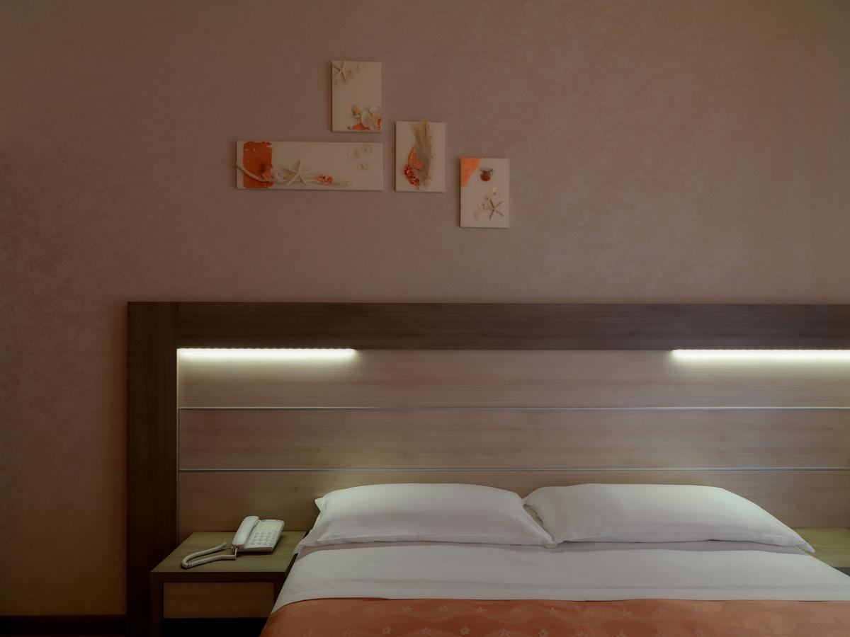 Hotel Ombretta Mare リミニ エクステリア 写真