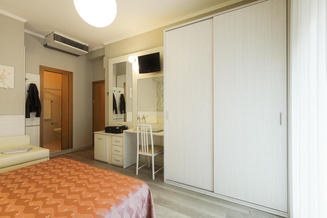 Hotel Ombretta Mare リミニ エクステリア 写真
